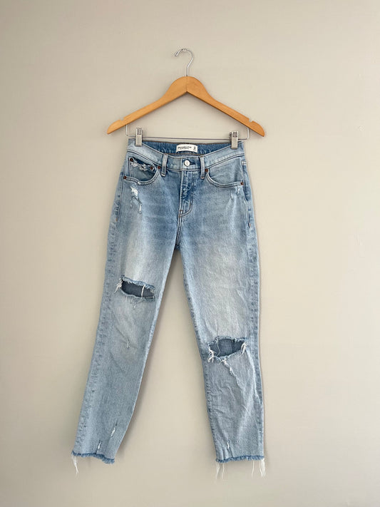 ABERCROMBIE & FITCH Mid Rise Boyfriend Jeans (2/26W)